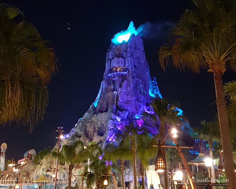 L'emblématique volcan de Volcano Bay s’illumine de mille feux la nuit