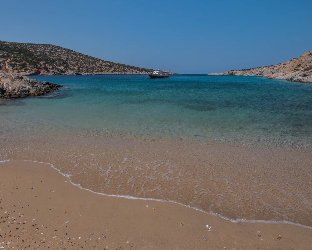 La plage isolée de Gerolimnionas sur l'île de Schinoussa, dans les Petites Cyclades en mer Égée La plage isolée de Gerolimnionas sur l'île de Schinoussa, dans les Petites Cyclades en mer Égée