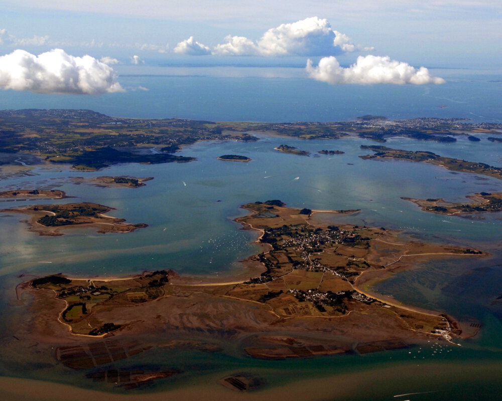 Vue aérienne sur l'île d'Arz située dans le Golfe du Morbihan Vue aérienne sur l'île d'Arz située dans le Golfe du Morbihan