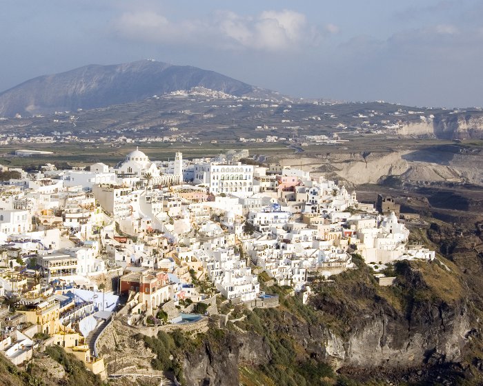 Au sommet des falaises abruptes, les villages de l'ile de Santorin perchés sont éclatants de blancheur !