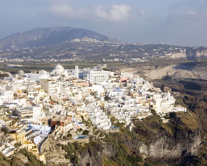 Au sommet des falaises abruptes, les villages de l'île de Santorin perchés sont éclatants de blancheur !