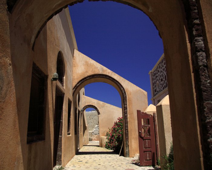Profitez des promenades dans les ruelles ponctuées d'arcades de l'île de Santorin