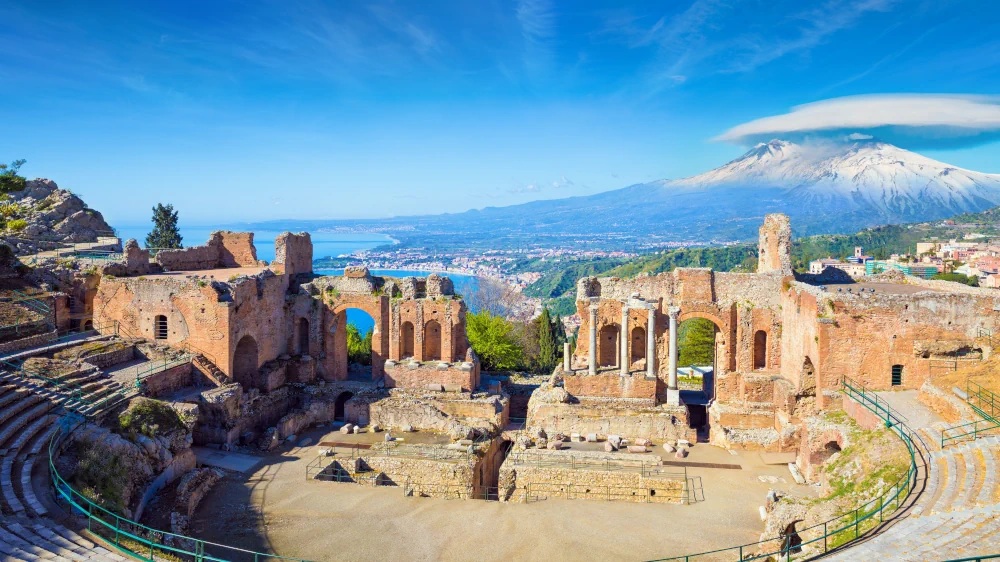 Le théâtre grec de Taormine avec l'Etna en arrière-plan, en Sicile Le théâtre grec de Taormine avec l'Etna en arrière-plan, en Sicile