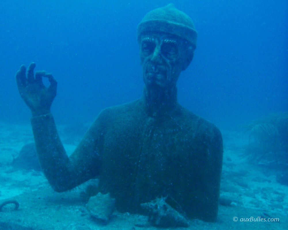 La statue du commandant Cousteau vous accueille avec le signe OK La statue du commandant Cousteau vous accueille avec le signe OK