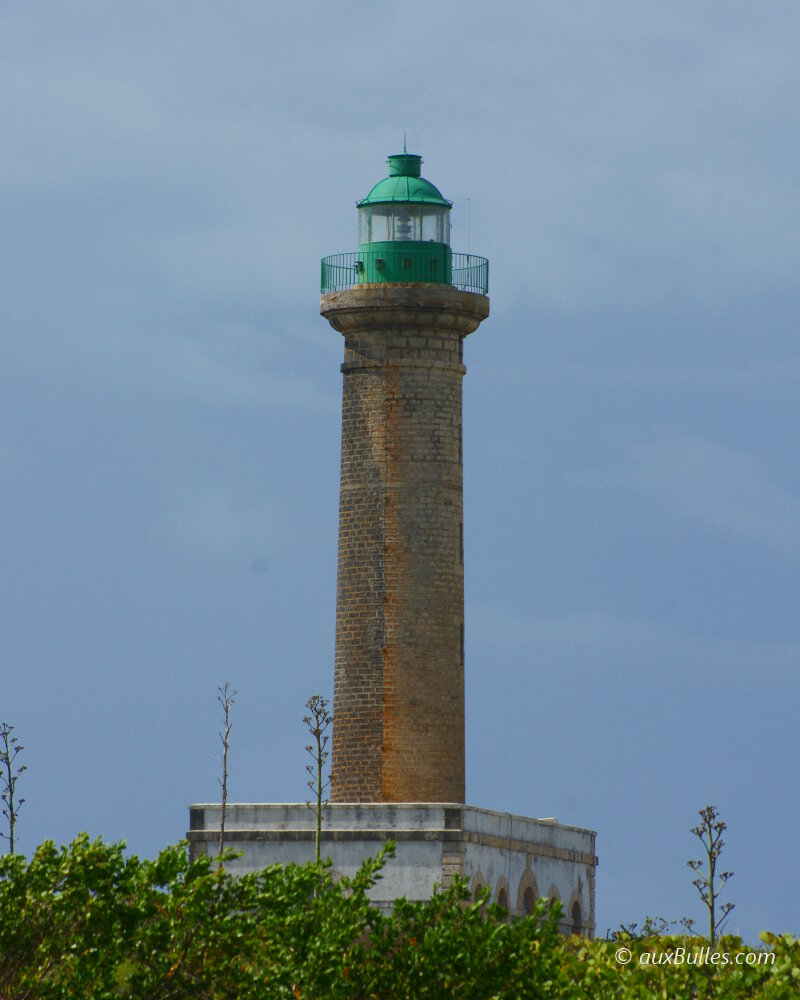 Le phare domine Petite Terre avec ses 23 mètres de hauteur Le phare domine Petite Terre avec ses 23 mètres de hauteur