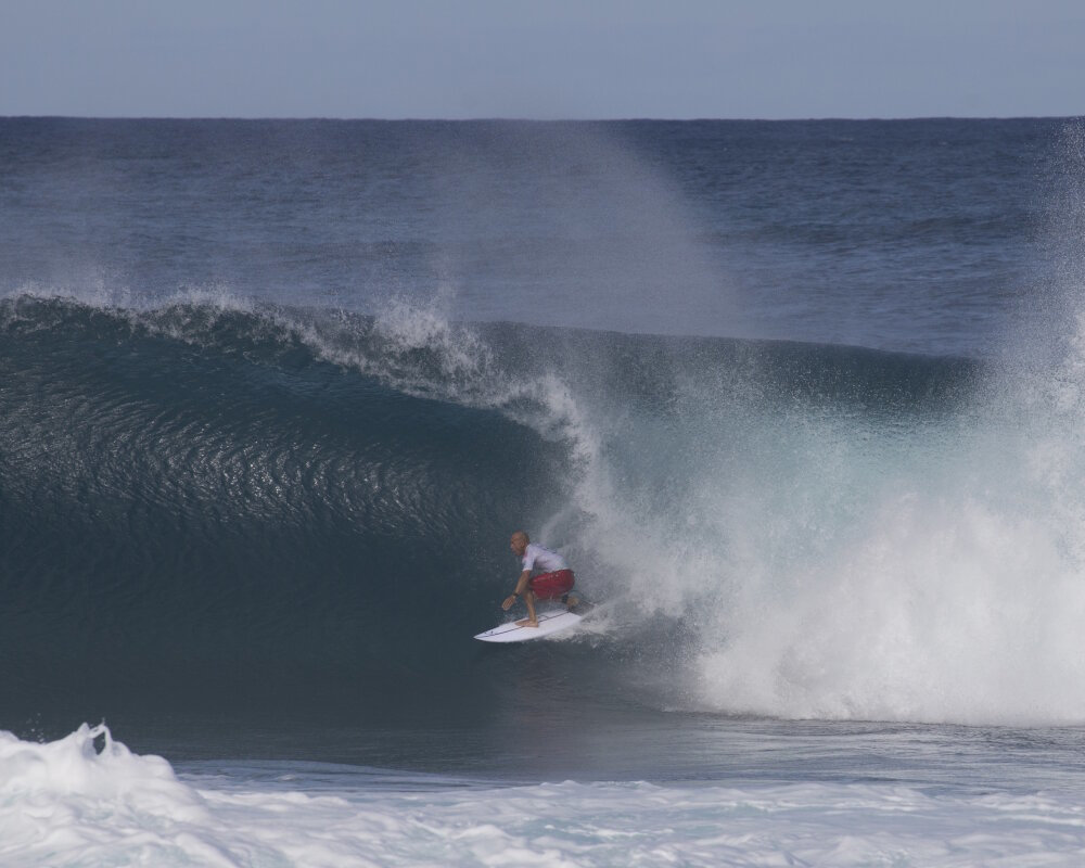 Kelly Slater, véritable légende vivante du surf mondial, sort d’un tube parfait au Banzai Pipeline, Ehukai Beach Park, North Shore, O'ahu, Hawaï