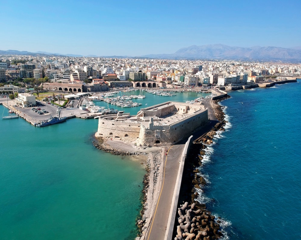 Vue aérienne d'Héraklion et de la forteresse vénitienne Rocca a Mare gardant l'entrée du port, en Crète