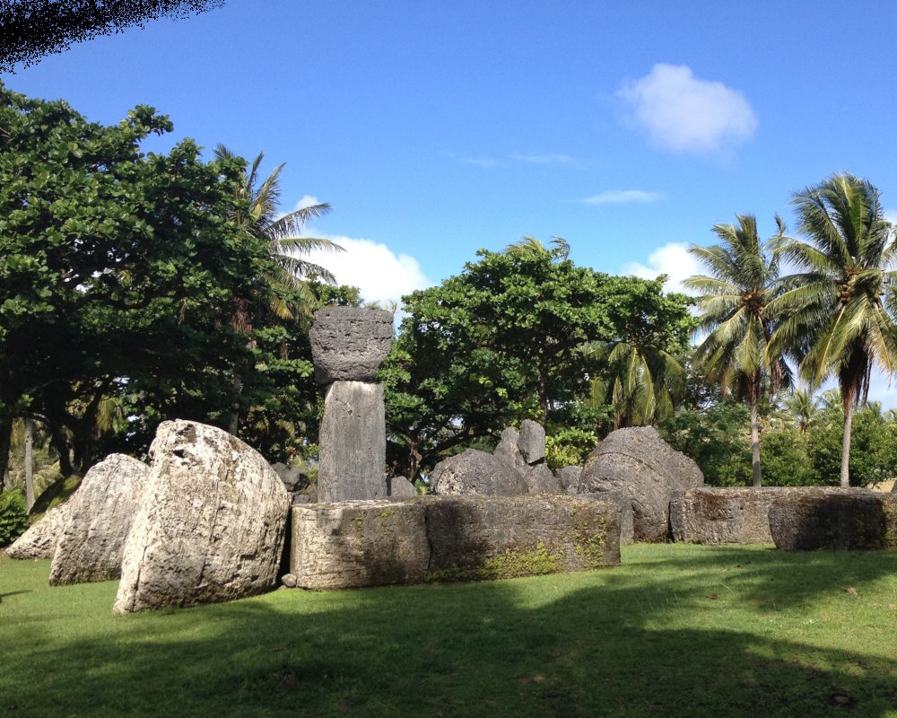 Ruines anciennes chamorros avec les pierres latte, dont l’une est encore debout, de la Maison de Taga, sur l’île de Tinian, dans les îles Mariannes du Nord Ruines anciennes chamorros avec les pierres latte, dont l’une est encore debout, de la Maison de Taga, sur l’île de Tinian, dans les îles Mariannes du Nord