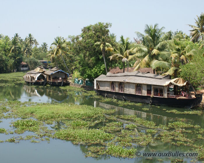 Une vue sur les canaux avec les houseboats