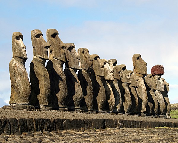 L'ile de Pâques avec ces statues impressionnantes et mystérieuses, les Moaïs qui se dressent sur toute l'ile !