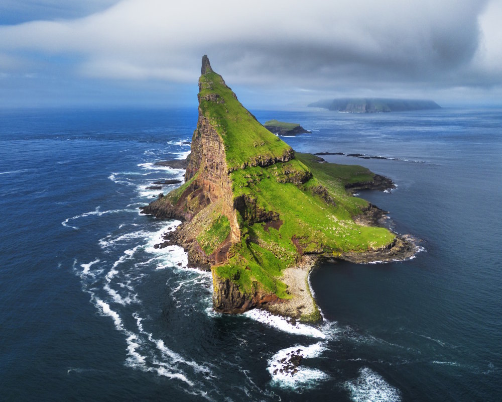 Vue aérienne de l'îlot Tindhólmur, situé à l'ouest de l'île de Vágar, dans les îles Féroé