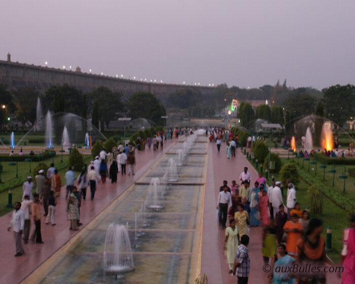 Les jardins de Brindavan s'étirent au pied du barrage KRS près de Mysore