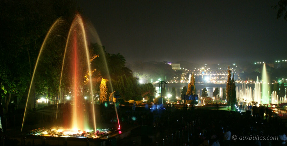 Des ballets d'eau animent les jardins de Brindavan au rythme d'un son et lumière