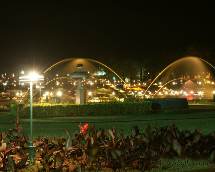 A la nuit tombée, les jardins de Brindavan s'illuminent de mille feux !