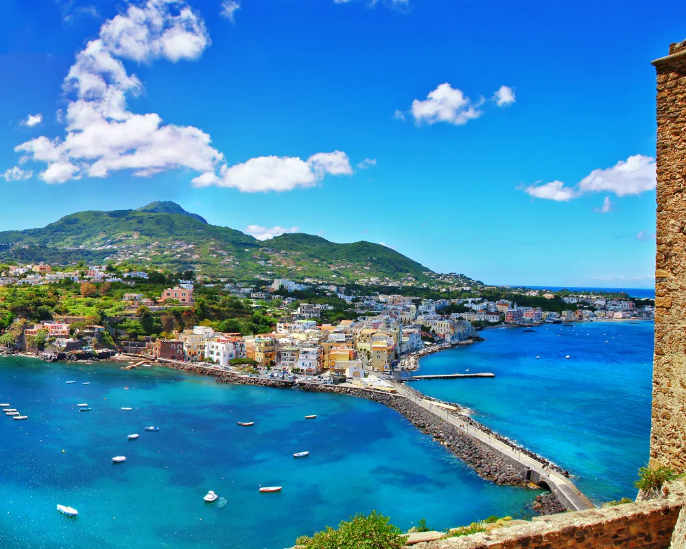 Vue panoramique sur l'île d'Ischia depuis le château aragonais Vue panoramique sur l'île d'Ischia depuis le château aragonais