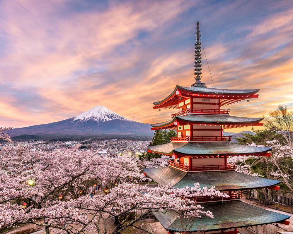 Le mont Fuji et la pagode Chureito au printemps avec des cerisiers en fleurs Le mont Fuji et la pagode Chureito au printemps avec des cerisiers en fleurs