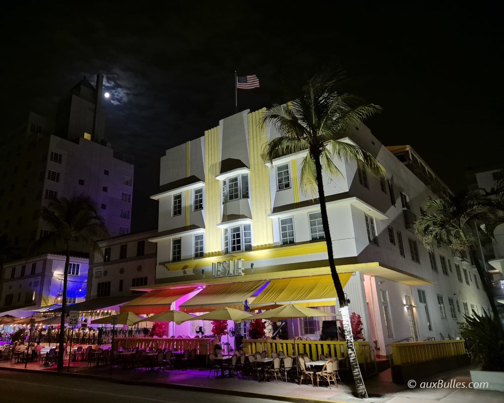 Le Leslie Hotel à Miami Beach, élégant exemple de l'architecture Art déco, illuminé de nuit sur Ocean Drive Le Leslie Hotel à Miami Beach, élégant exemple de l'architecture Art déco, illuminé de nuit sur Ocean Drive