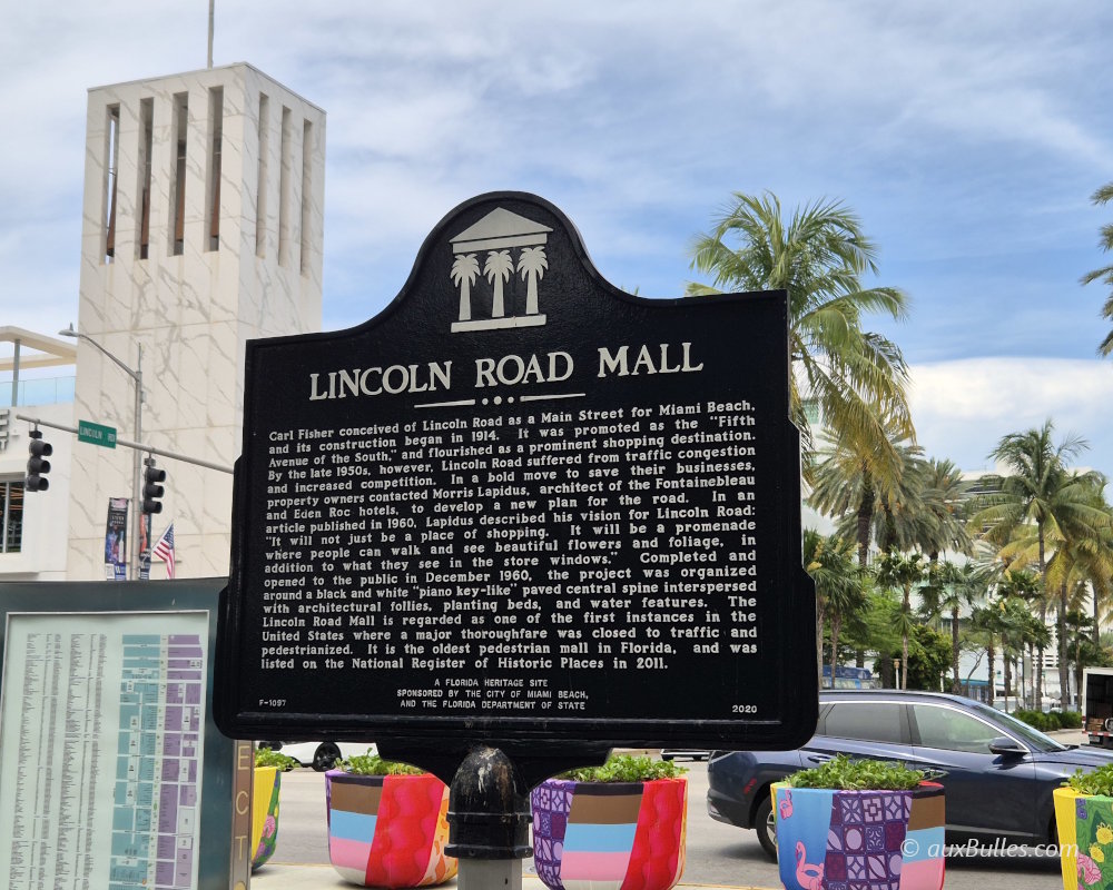 L'entrée du Lincoln Road Mall avec son panneau emblématique, au cœur de cette célèbre avenue piétonne de Miami Beach L'entrée du Lincoln Road Mall avec son panneau emblématique, au cœur de cette célèbre avenue piétonne de Miami Beach