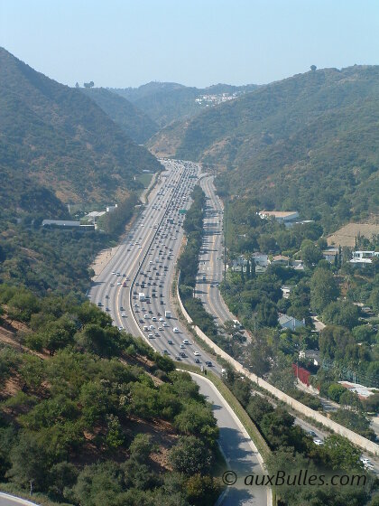 L’imposante autoroute US 405 serpente au pied de la colline du Getty Center L’imposante autoroute US 405 serpente au pied de la colline du Getty Center