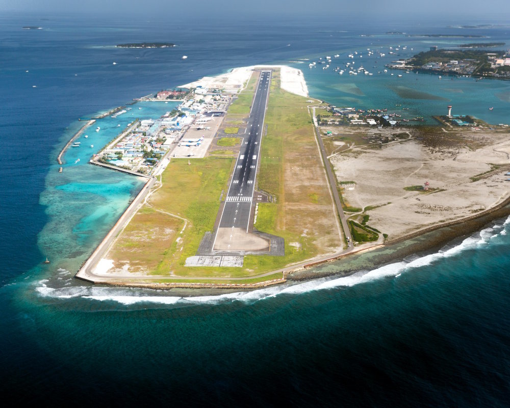 La piste d'atterrissage de l'aéroport international de Malé, Velana International Airport, sur l'île de Hulhulé