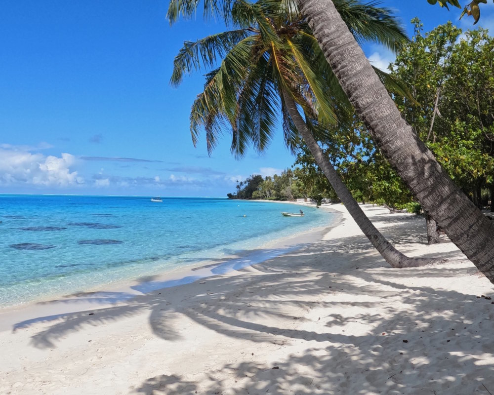 La plage de sable blanc de Matira à Bora Bora, en Polynésie française
