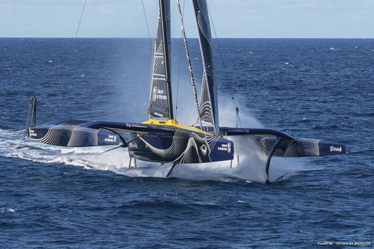 Le nouveau Maxi Edmond de Rothschild, baptisé Gitana 18, est un trimaran Ultim de nouvelle génération conçu pour voler en permanence grâce à ses foils en Y