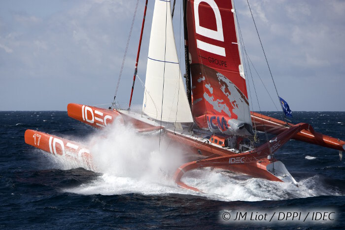 Francis Joyon à bord de son maxi trimaran IDEC est détenteur de trois prestigieux records en solitaire