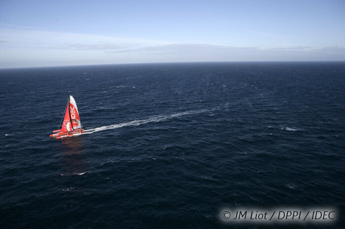 Joyon à bord de son maxi trimaran IDEC pulvérise son record de la Route de la Découverte