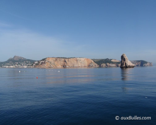 Située sur la Costa Brava, la station balnéaire de L'Estartit apparaît au fond à gauche, avec sur sa droite l'îlot rocheux El Medallot