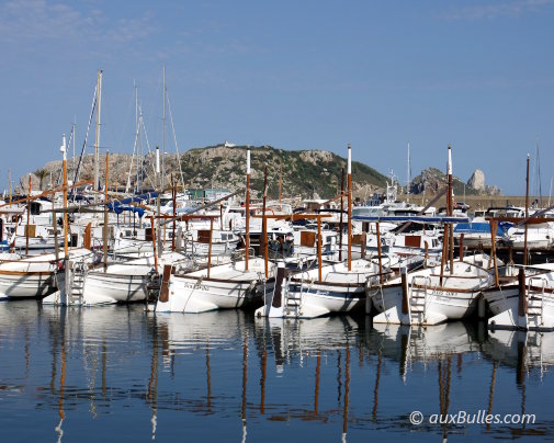 Le port de l'Estartit avec en arrière plan les îles Medes