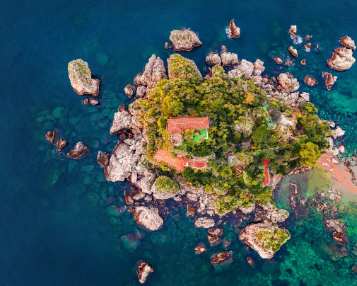 Vue aérienne plongeante sur Isola Bella, au large de Taormine en Sicile Vue aérienne plongeante sur Isola Bella, au large de Taormine en Sicile