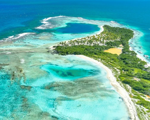 Plages de sable blanc, eaux turquoise et lagons de Cayo Sombrero, dans le parc national Morrocoy au Venezuela