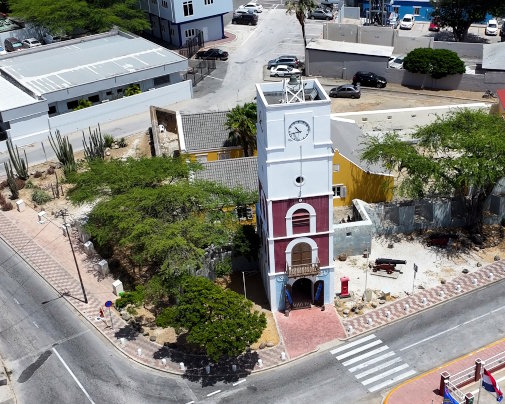 Vue aérienne du Fort Zoutman et de la tour Willem III à Oranjestad, capitale d'Aruba