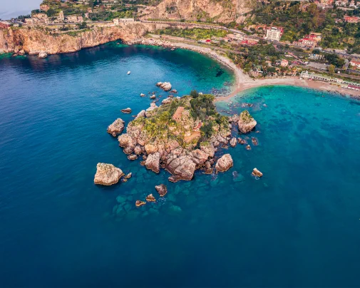 Vue aérienne d'Isola Bella et de la baie de Mazzarò, sur la côte de Taormine en Sicile Vue aérienne d'Isola Bella et de la baie de Mazzarò, sur la côte de Taormine en Sicile
