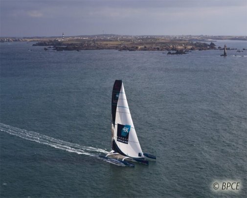 Passage de la ligne de départ du Trophée Jules Verne par Banque Populaire V, le maxi trimaran de Loïck Peyron Passage de la ligne de départ du Trophée Jules Verne par Banque Populaire V, le maxi trimaran de Loïck Peyron