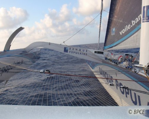 Image à bord de Banque Populaire V, le maxi trimaran de Loïck Peyron, au jour 6 du Trophée Jules Verne Image à bord de Banque Populaire V, le maxi trimaran de Loïck Peyron, au jour 6 du Trophée Jules Verne