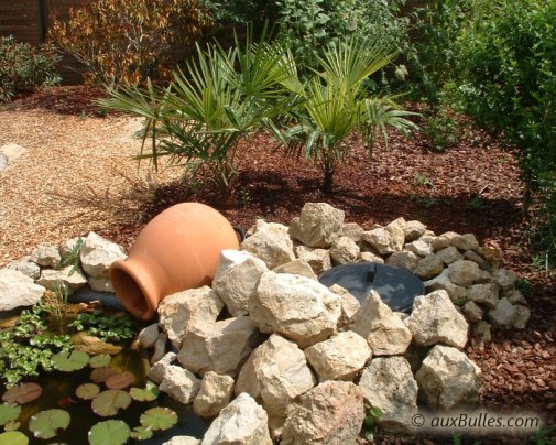 Le local technique dissimulé au sein du massif rocheux