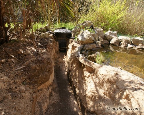 Une vue sur la tranchée qui longe le bassin pour l'alimentation électrique