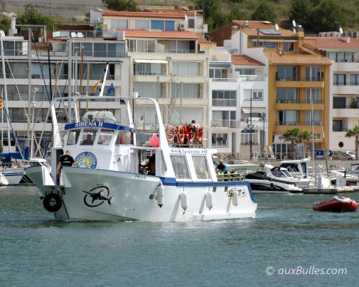 Depuis le port de L'Estartit, les bateaux de plongée rejoignent en quelques minutes la réserve marine des îles Medes