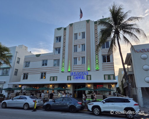 La façade Art déco du Beacon Hotel à Miami Beach, blanche et aux tons pastel, se distingue par ses lignes géométriques et ses volumes épurés La façade Art déco du Beacon Hotel à Miami Beach, blanche et aux tons pastel, se distingue par ses lignes géométriques et ses volumes épurés