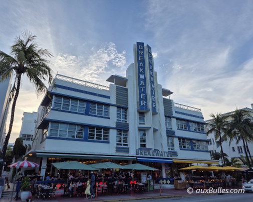 Le Breakwater Hotel à Miami Beach, joyau de l'architecture Art déco, baigné par les couleurs du coucher de soleil sur Ocean Drive Le Breakwater Hotel à Miami Beach, joyau de l'architecture Art déco, baigné par les couleurs du coucher de soleil sur Ocean Drive