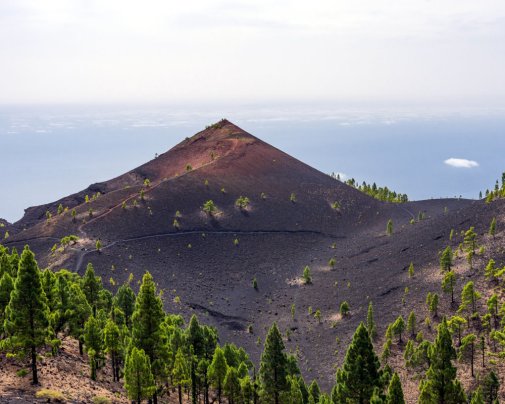 Le volcan Martín, situé au centre de la crête de la Cumbre Vieja, se dresse sur la route des volcans au Sud de l'île de La Palma Le volcan Martín, situé au centre de la crête de la Cumbre Vieja, se dresse sur la route des volcans au Sud de l'île de La Palma