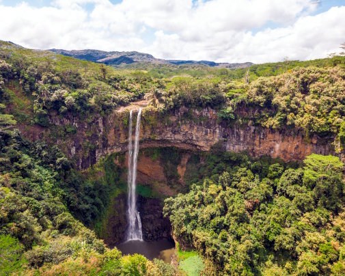 Vue aérienne de la cascade de Chamarel, au cœur de la forêt tropicale de l'île Maurice
