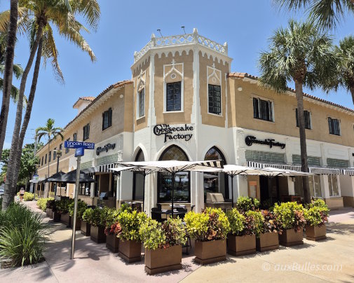 Le restaurant The Cheesecake Factory sur Lincoln Road, l'une des avenues piétonnes les plus animées de Miami Beach, en Floride Le restaurant The Cheesecake Factory sur Lincoln Road, l'une des avenues piétonnes les plus animées de Miami Beach, en Floride