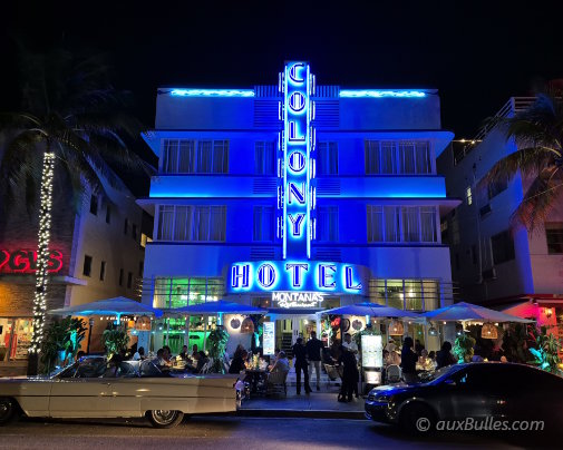 Le Colony Hotel à Miami Beach, exemple emblématique de l'architecture Art Déco illuminé la nuit sur Ocean Drive Le Colony Hotel à Miami Beach, exemple emblématique de l'architecture Art Déco illuminé la nuit sur Ocean Drive