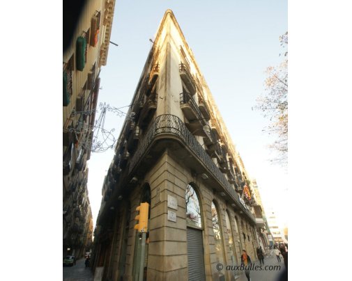 The avenue of La Rambla reveals the architecture of its buildings !