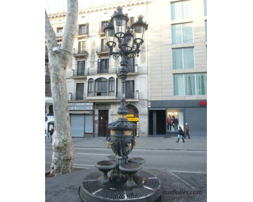 The avenue of La Rambla showcases its street furniture, including its lamp posts !