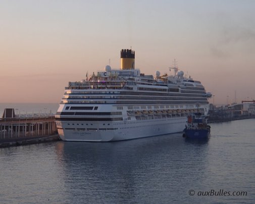Arriving early in the morning, the cruise ship patiently awaits the disembarkation of its passengers !