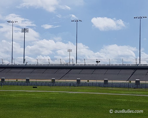 The 31-degree banked turn at Daytona International Speedway, a spectacular feature that allows race cars to maintain incredibly high speeds The 31-degree banked turn at Daytona International Speedway, a spectacular feature that allows race cars to maintain incredibly high speeds