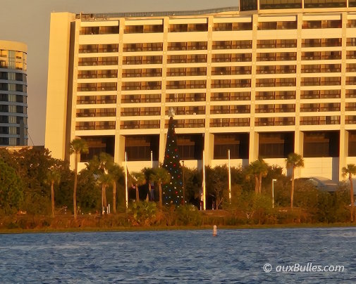 L'énorme sapin de Noël est installé à l'extérieur devant l'entrée du Disney's Contemporary Resort L'énorme sapin de Noël est installé à l'extérieur devant l'entrée du Disney's Contemporary Resort